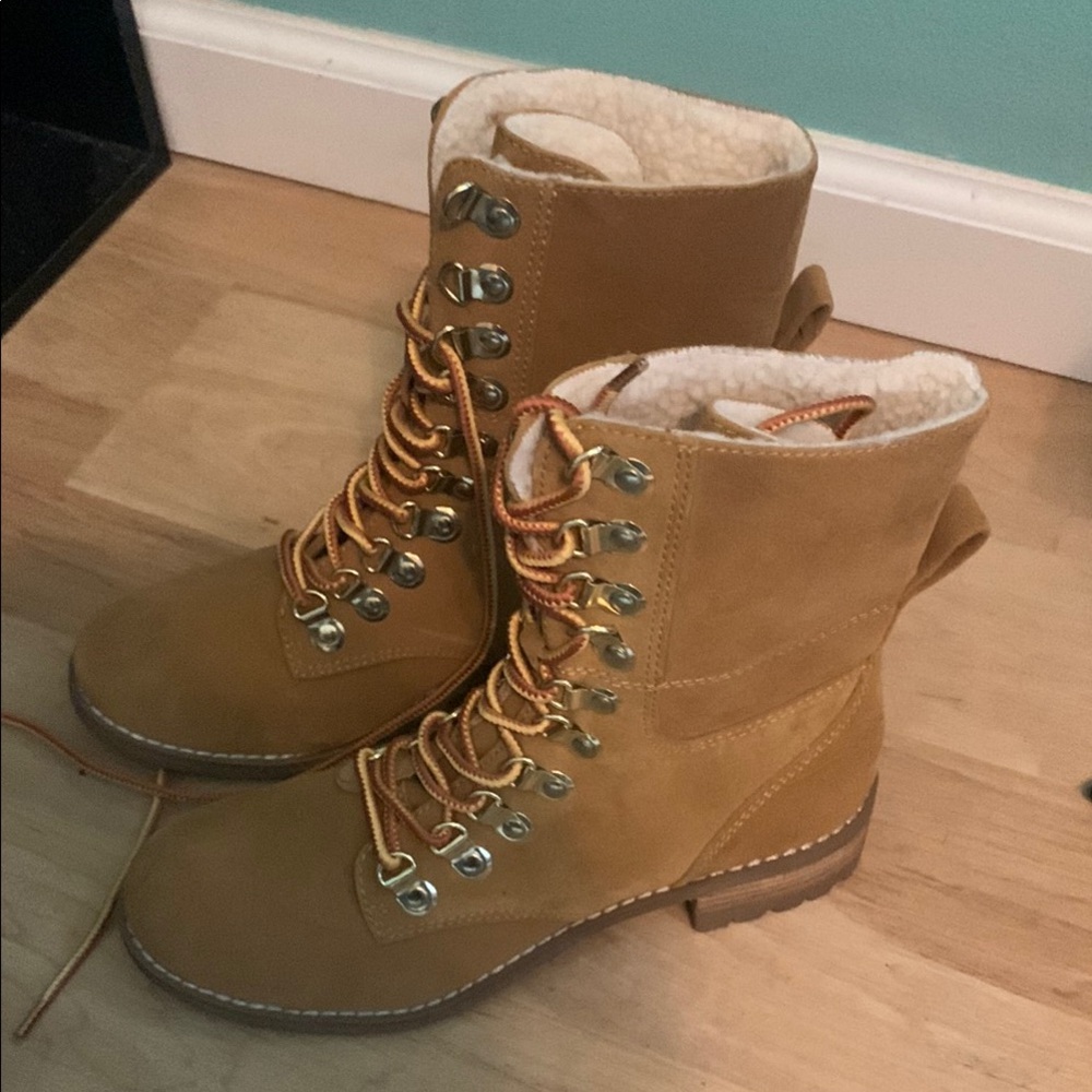 BONGO Tan Lace-Up Boots with Shearling Lining